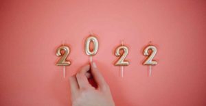 The numbers "2022" with a pink background.